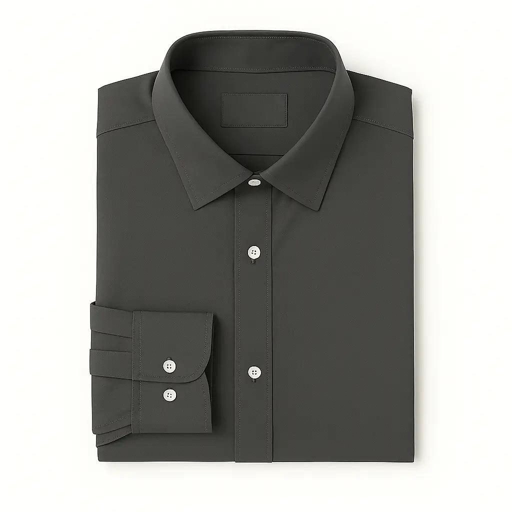 Camisa masculina Oxford cinza escuro manga longa, com gola colarinho, bolso no peito e botões frontais brancos, estilo casual e elegante.