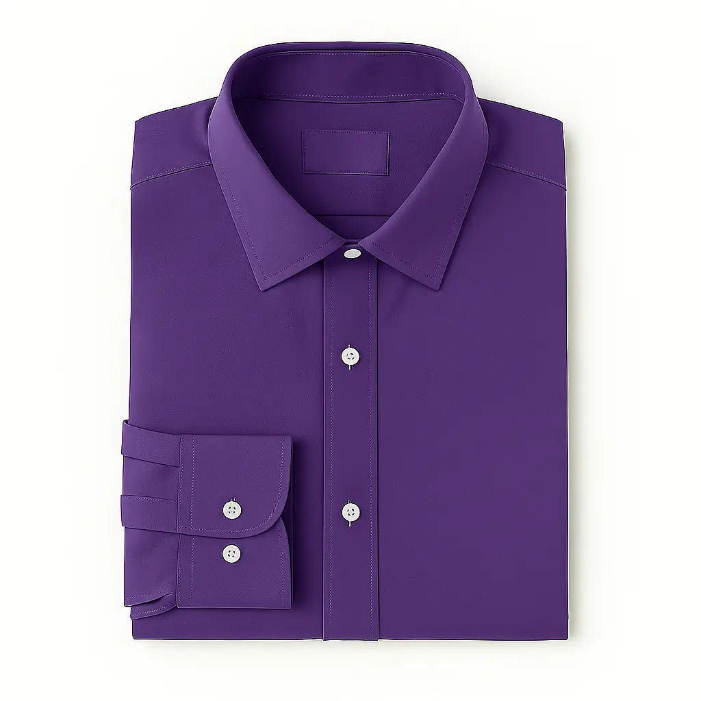 Camisa masculina Oxford roxo manga longa, com gola colarinho, bolso no peito e botões frontais brancos, estilo casual e elegante.
