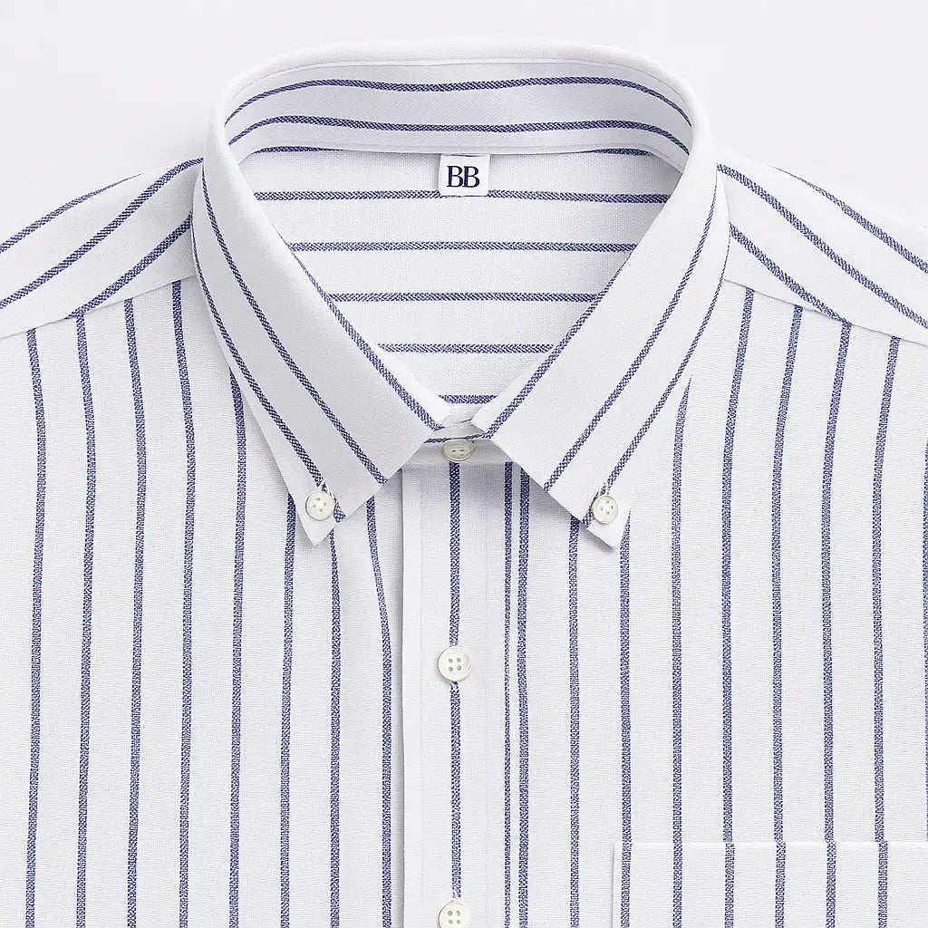 Camisa masculina Oxford branca com listras azuis, manga longa, confeccionada em algodão, estilo casual e elegante.