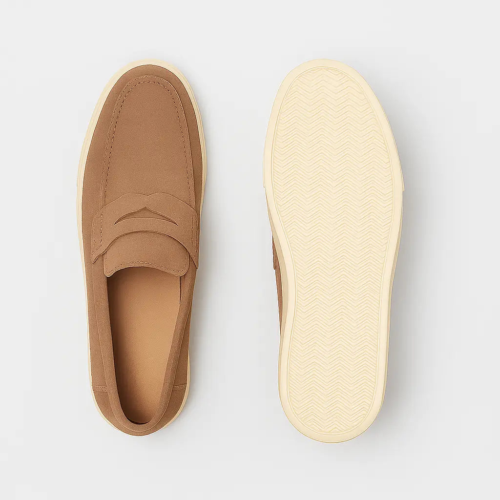 Loafer masculino Siena Suede em camurça bege legítima, detalhe de aba decorativa.