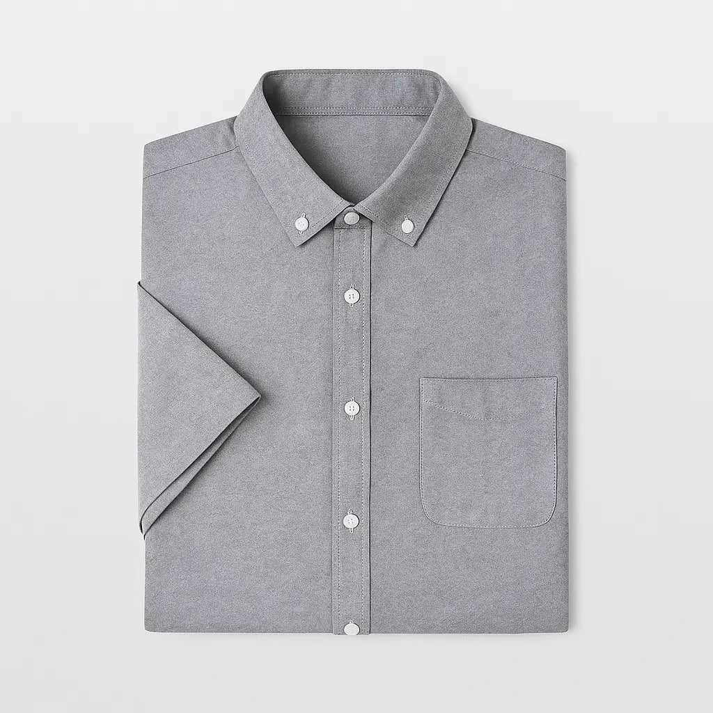 Camisa masculina manga curta lisa com fechamento em botões e manga curta, modelagem que se adapta em qualquer corpo.