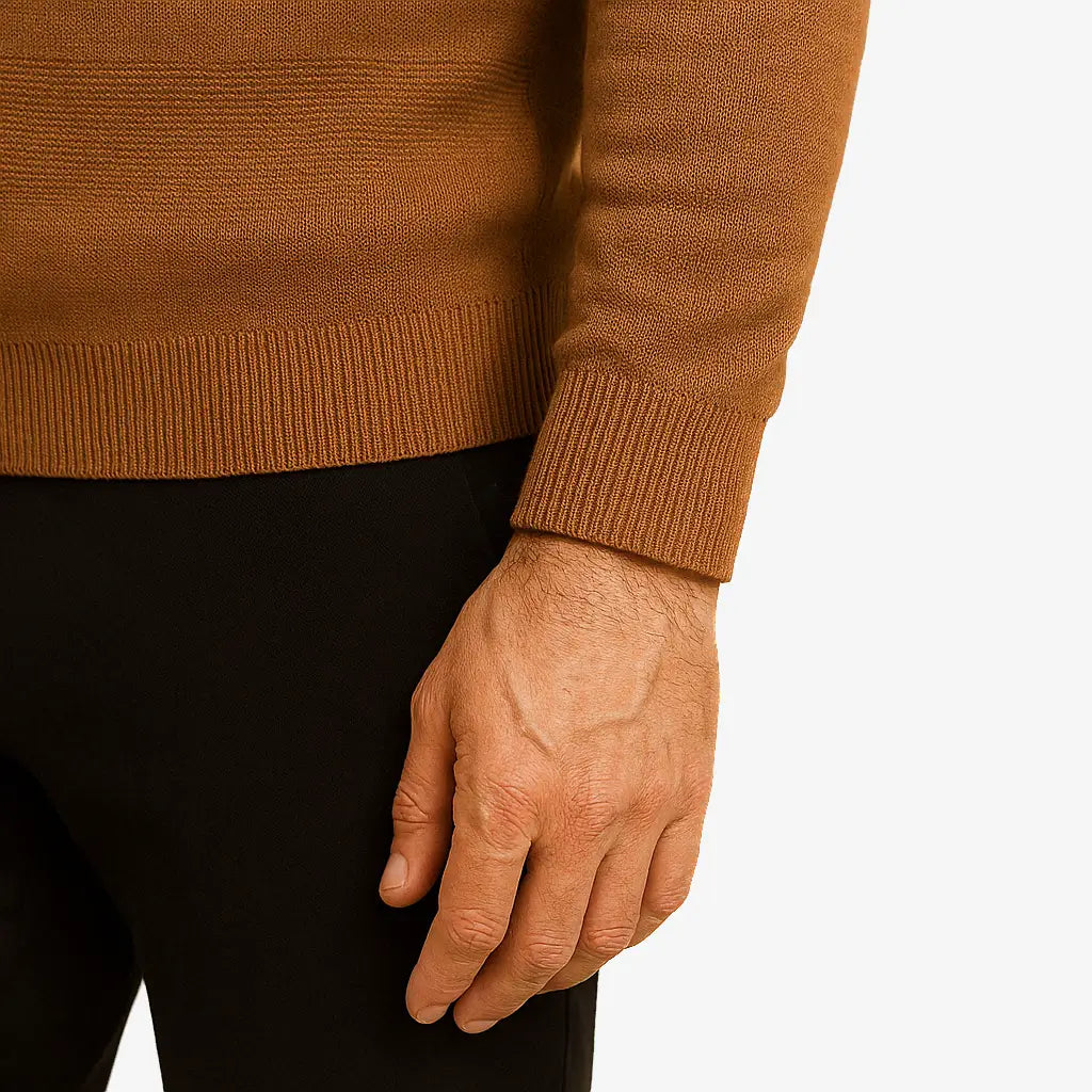Homem vestindo blusa de frio masculina marrom com meio zíper, tecido canelado e caimento ajustado, ideal para dias frios.
