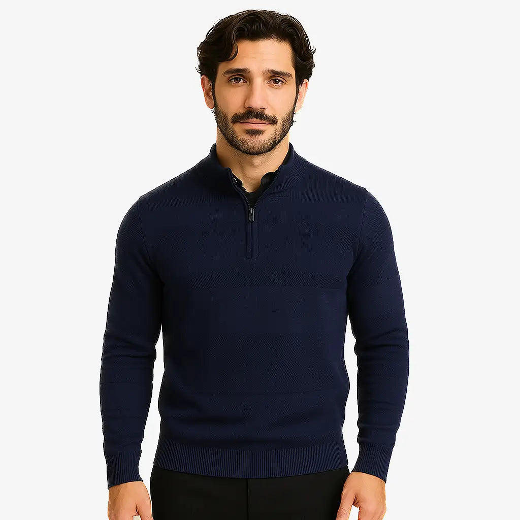 Homem vestindo blusa de frio masculina azul marinho com meio zíper, tecido canelado e caimento ajustado, ideal para dias frios.