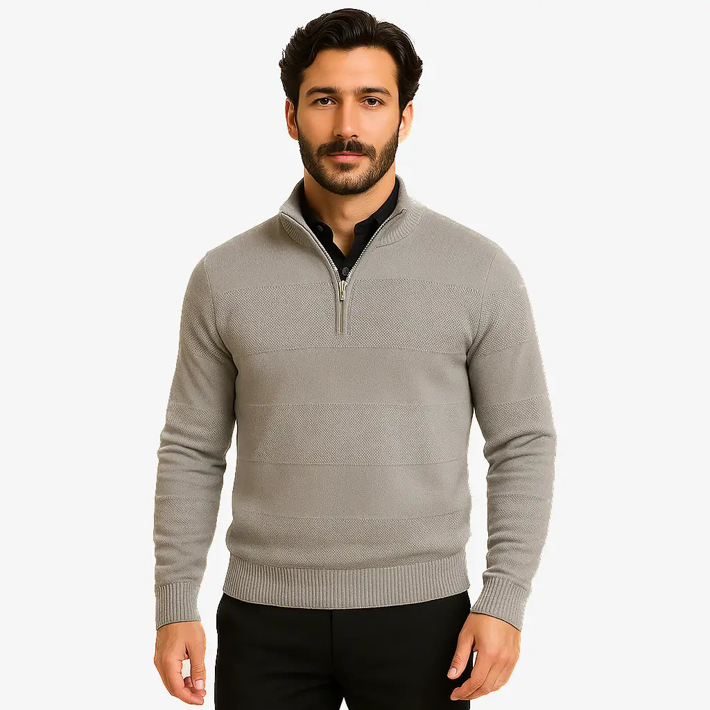 Homem vestindo blusa de frio masculina cinza claro com meio zíper, tecido canelado e caimento ajustado, ideal para dias frios.