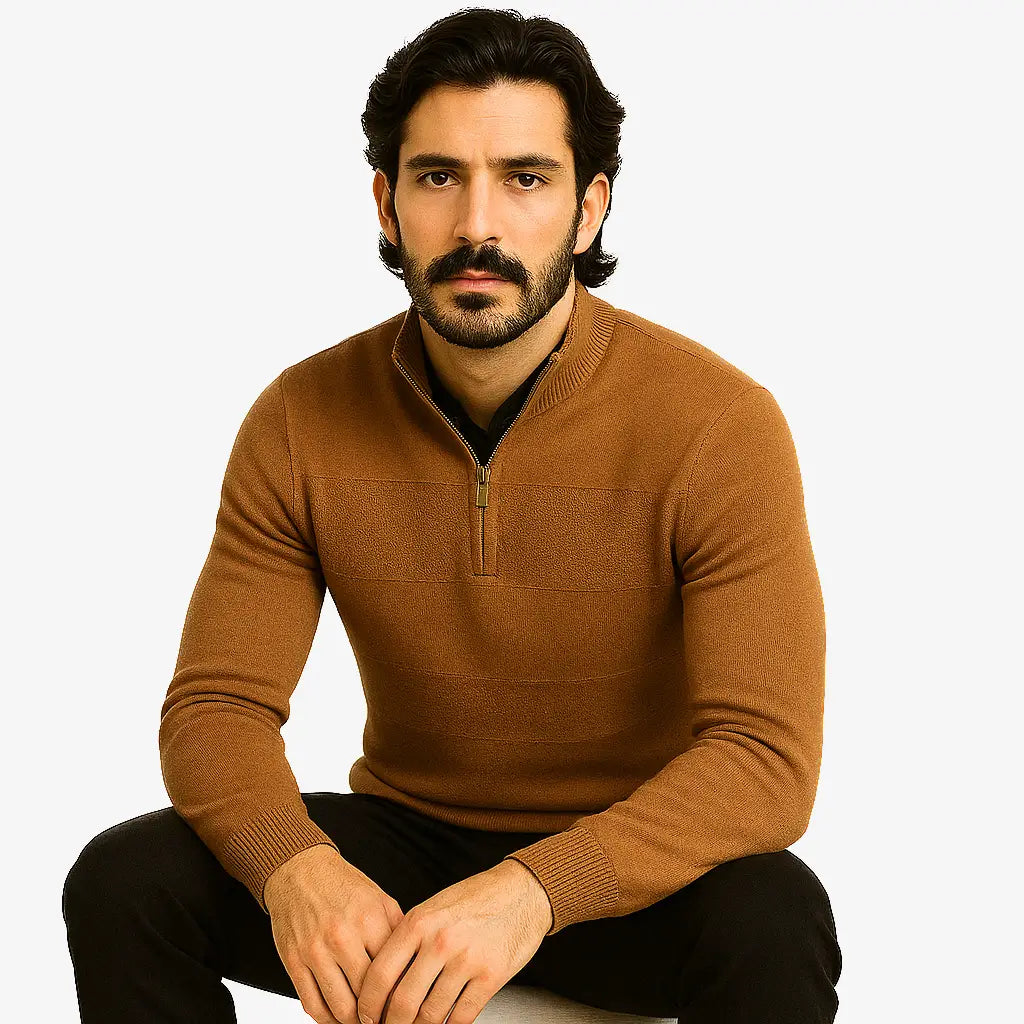 Homem vestindo blusa de frio masculina marrom com meio zíper, tecido canelado e caimento ajustado, ideal para dias frios.