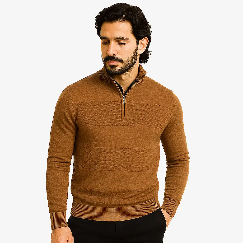 Homem vestindo blusa de frio masculina marrom com meio zíper, tecido canelado e caimento ajustado, ideal para dias frios.