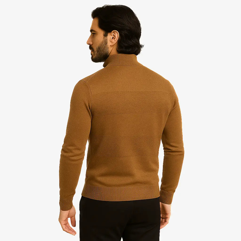 Homem vestindo blusa de frio masculina marrom com meio zíper, tecido canelado e caimento ajustado, ideal para dias frios.