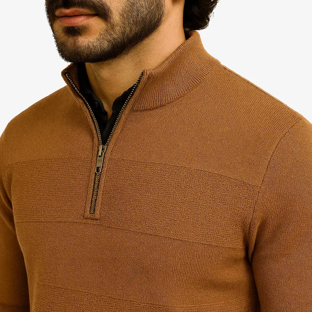 Homem vestindo blusa de frio masculina marrom com meio zíper, tecido canelado e caimento ajustado, ideal para dias frios.