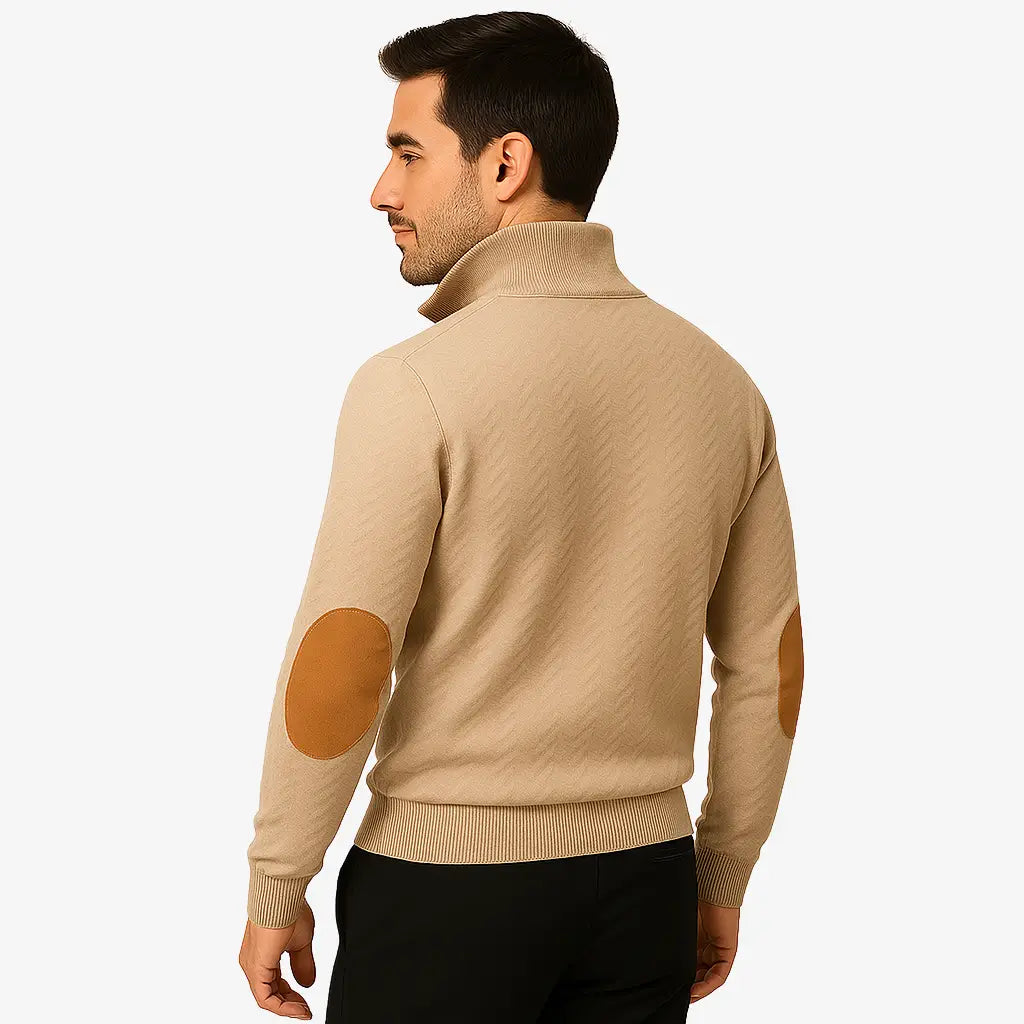 Homem usando suéter bege masculino com detalhes em camurça nos cotovelos e gola com botões, ideal para outono e inverno, moda casual elegante.