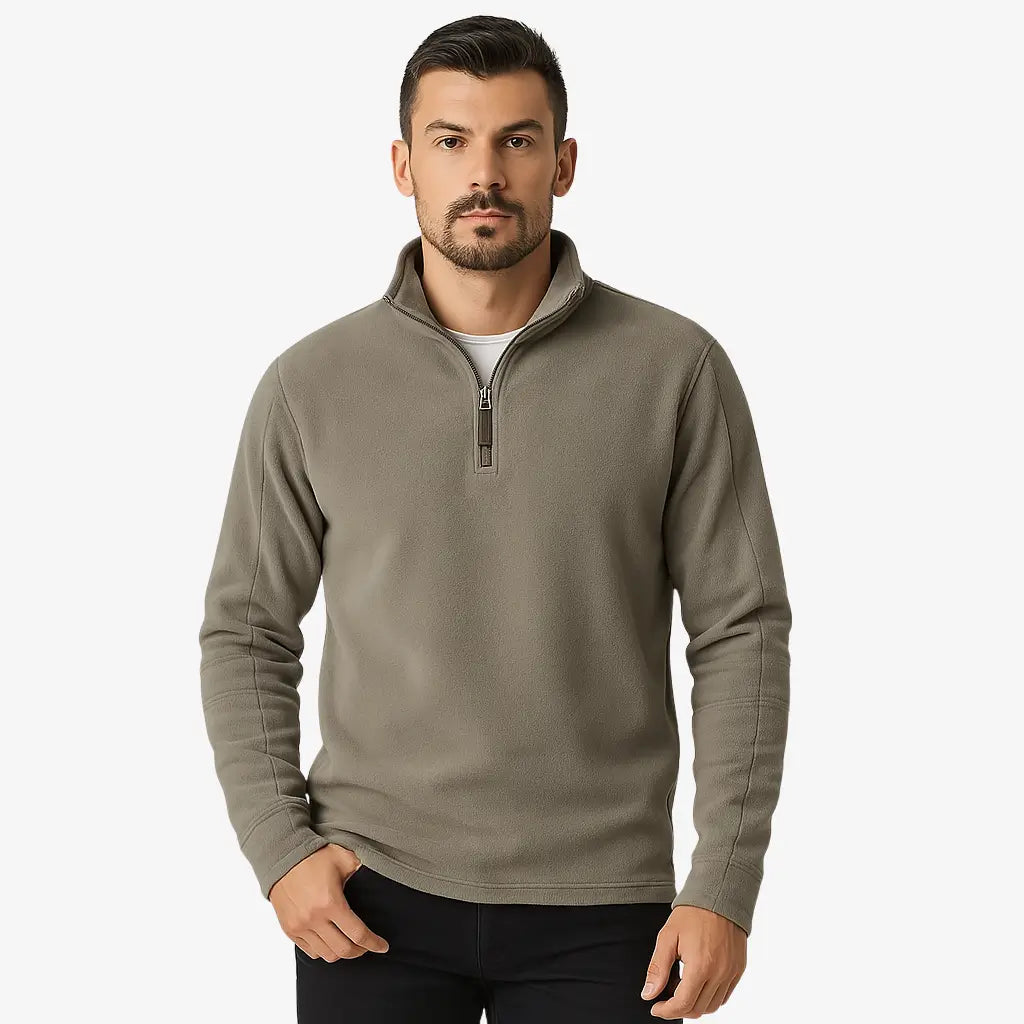 Homem estiloso vestindo suéter de lã com zíper, gola alta e textura canelada. Look casual elegante com calça chino clara para dias frios