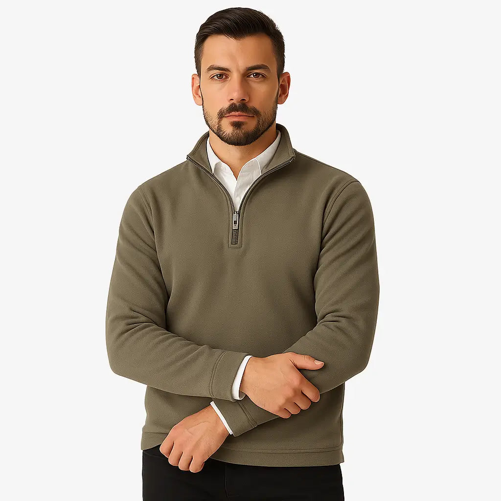 Homem estiloso vestindo suéter de lã com zíper, gola alta e textura canelada. Look casual elegante com calça chino clara para dias frios