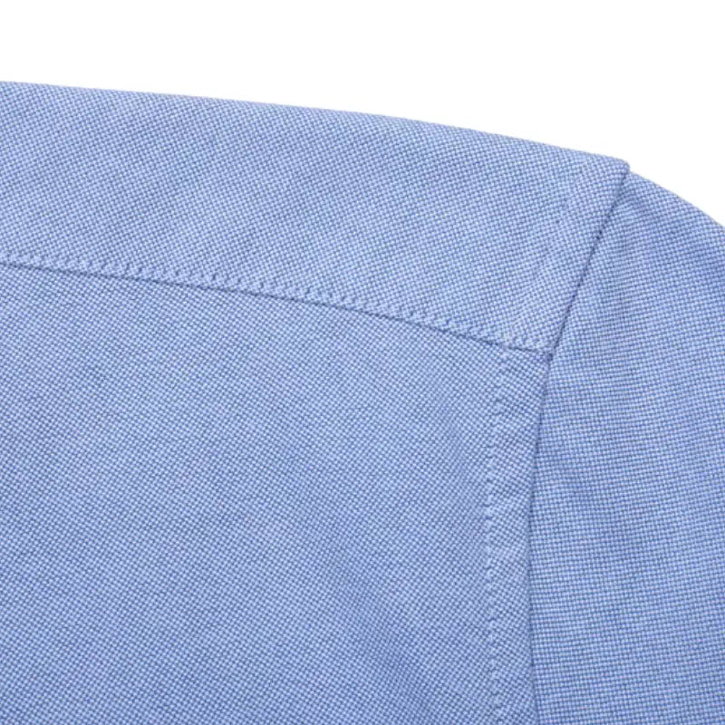 Camisa masculina com fechamento em botões e manga curta, modelagem que se adapta em qualquer corpo.