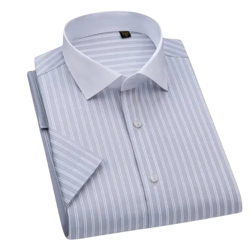 Camisa masculina com fechamento em botões e manga curta, modelagem que se adapta em qualquer corpo.