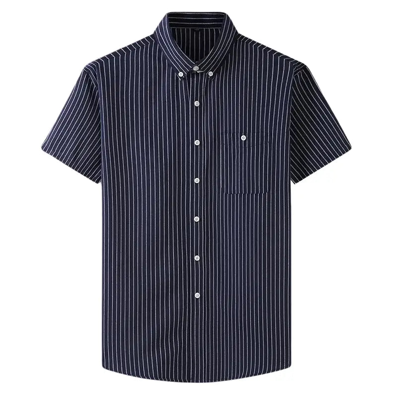Camisa masculina com fechamento em botões e manga curta, modelagem que se adapta em qualquer corpo.
