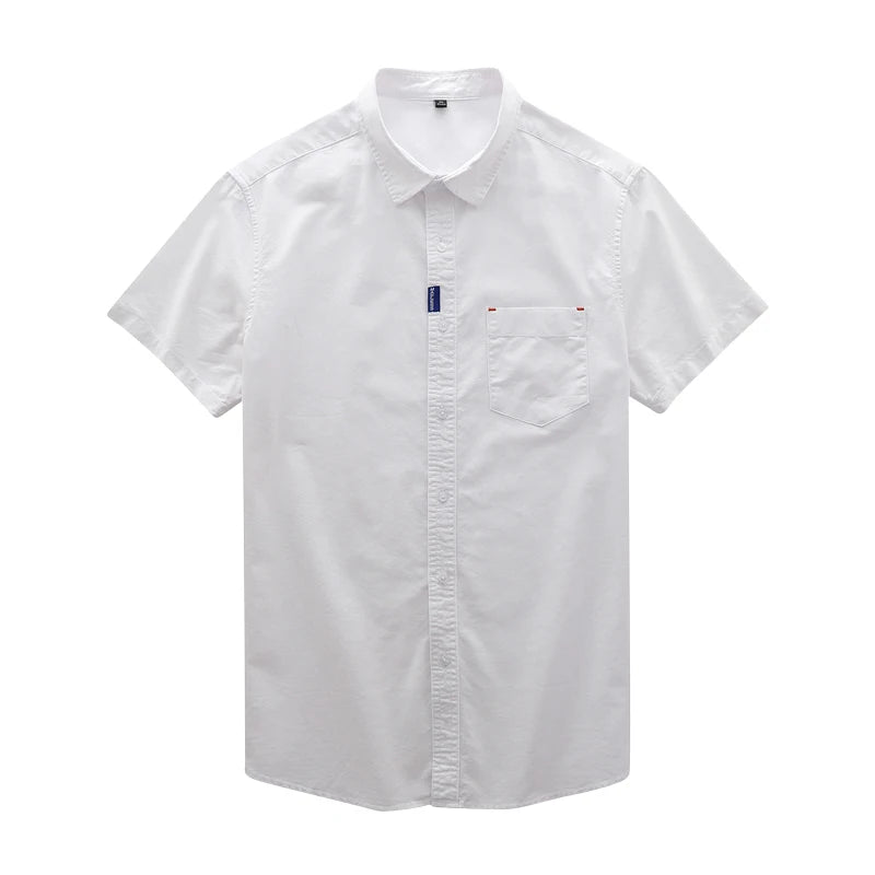 Camisa masculina com fechamento em botões e manga curta, modelagem que se adapta em qualquer corpo.