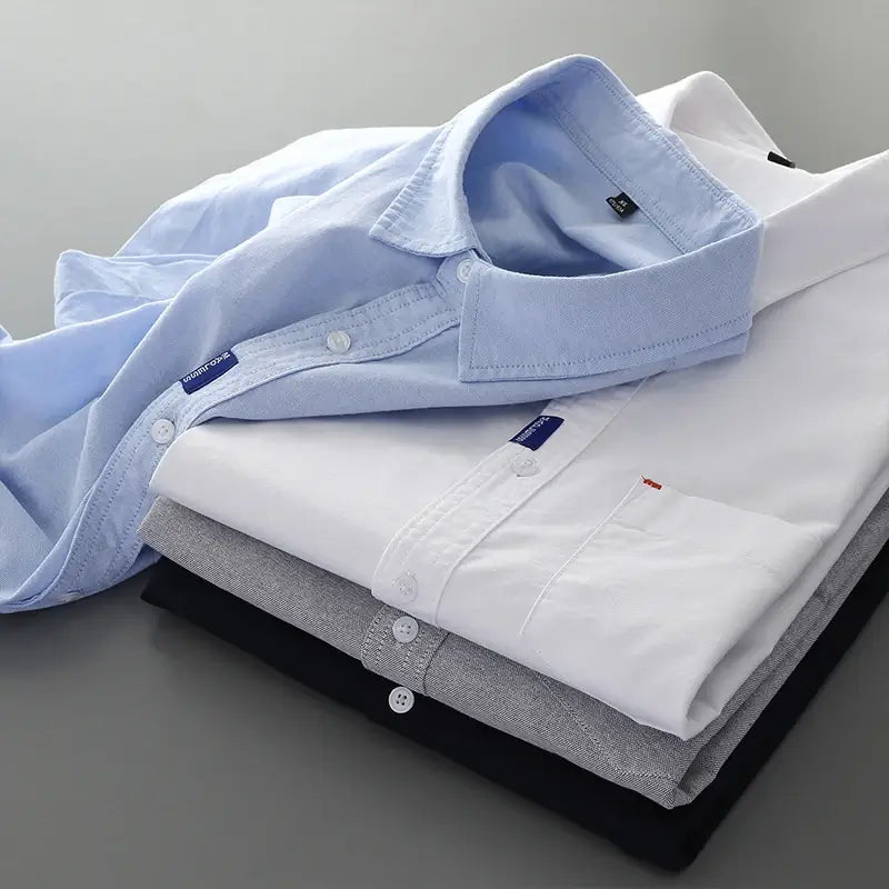 Camisa masculina com fechamento em botões e manga curta, modelagem que se adapta em qualquer corpo.