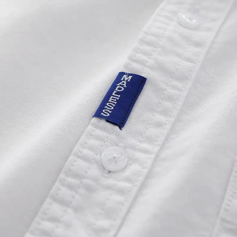 Camisa masculina com fechamento em botões e manga curta, modelagem que se adapta em qualquer corpo.