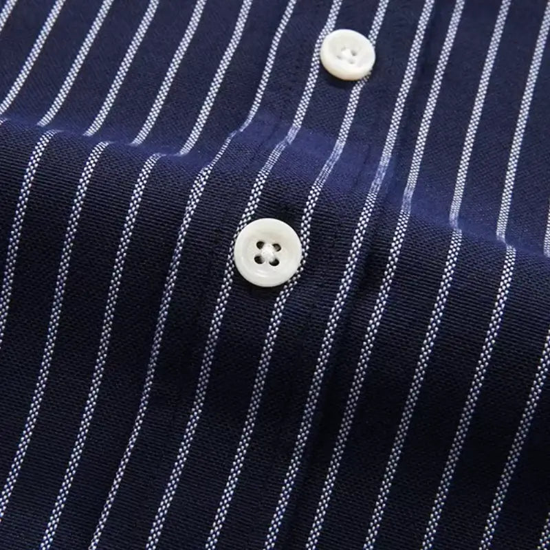 Camisa masculina com fechamento em botões e manga curta, modelagem que se adapta em qualquer corpo.