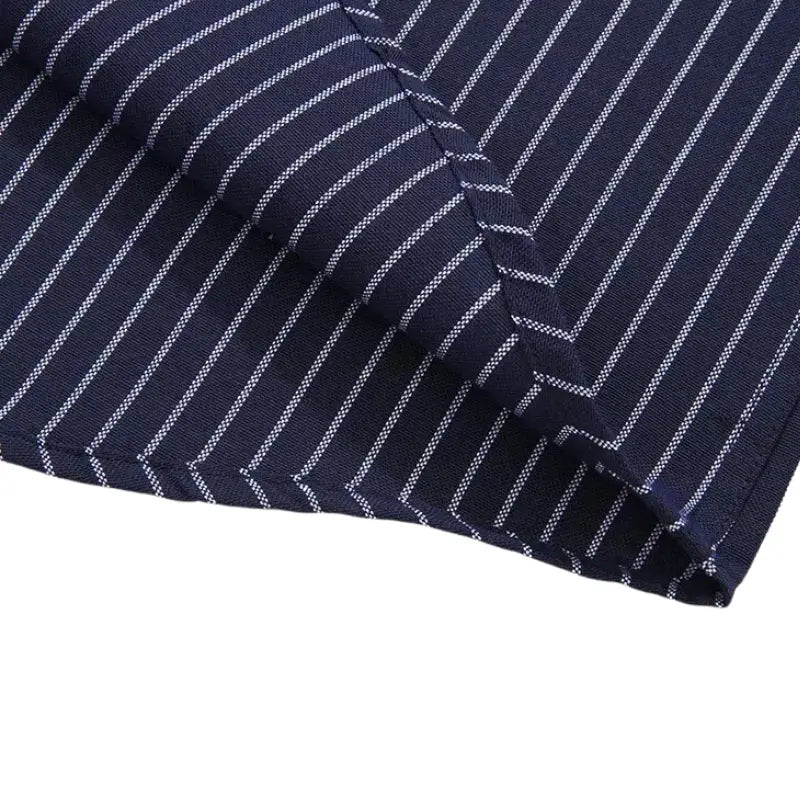 Camisa masculina com fechamento em botões e manga curta, modelagem que se adapta em qualquer corpo.