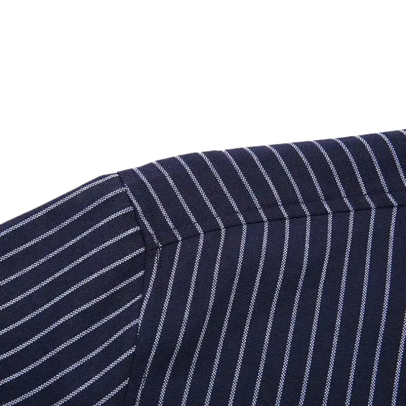 Camisa masculina com fechamento em botões e manga curta, modelagem que se adapta em qualquer corpo.