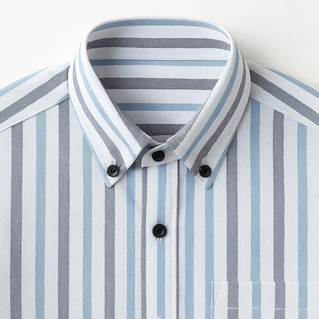Camisa masculina Oxford listrada slim fit azul em algodão premium, manga longa e bolso discreto.
