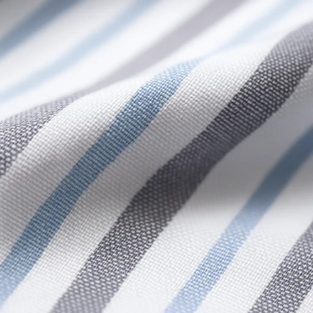 Camisa masculina Oxford listrada slim fit azul em algodão premium, manga longa e bolso discreto.