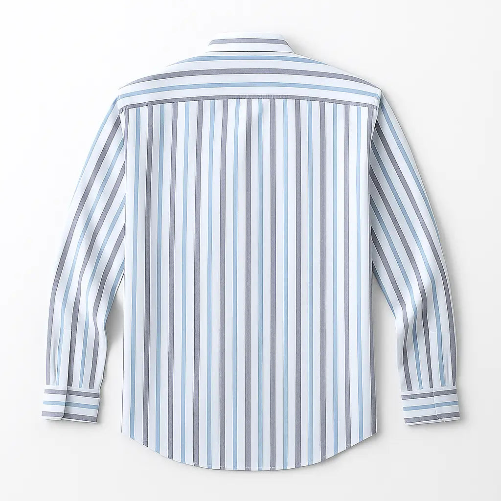 Camisa masculina Oxford listrada slim fit azul em algodão premium, manga longa e bolso discreto.
