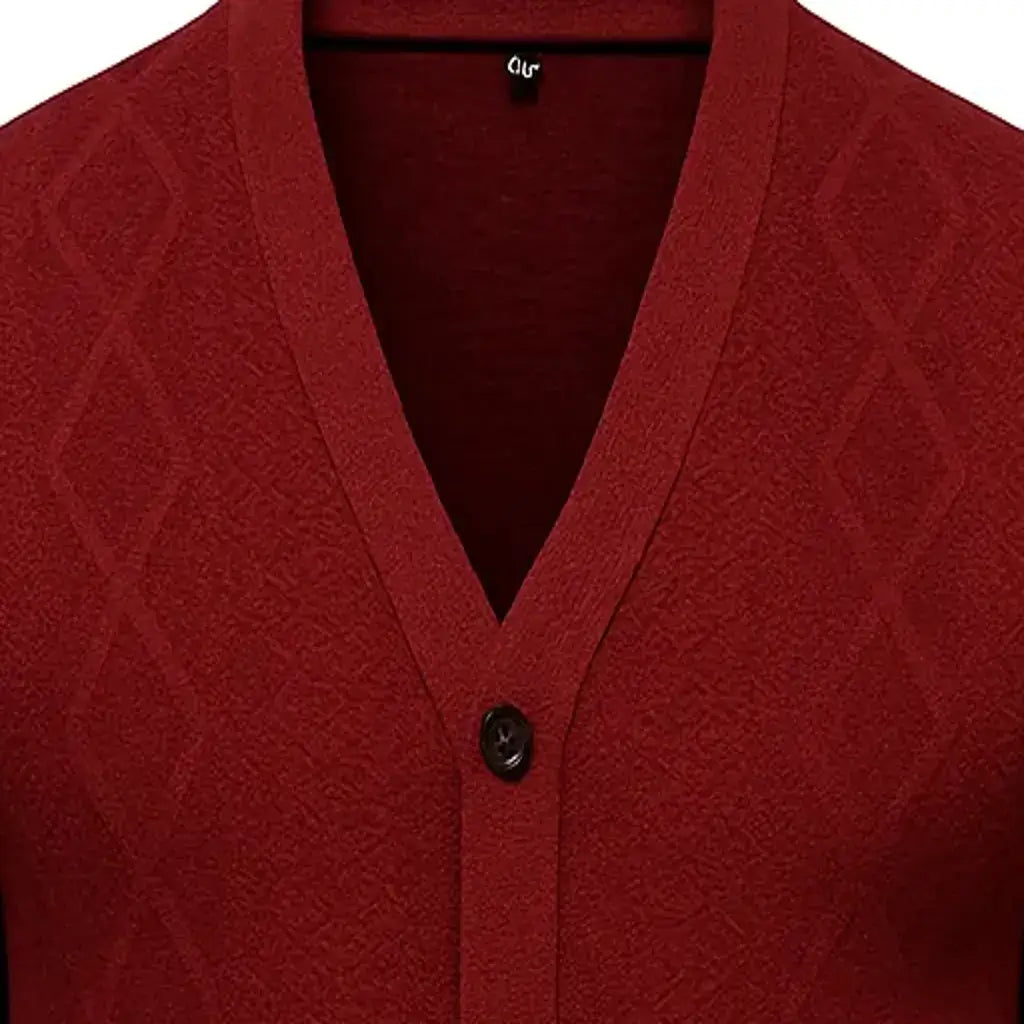 Cardigan masculino gola V em lã e algodão com textura clássica. Ideal para compor looks elegantes nos dias frios com conforto e estilo.