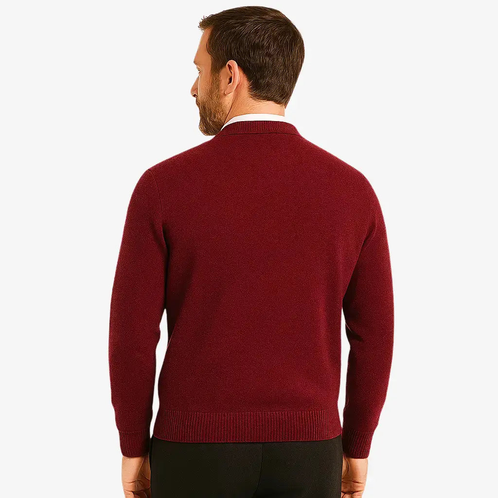 Cardigan masculino gola V em lã e algodão com textura clássica. Ideal para compor looks elegantes nos dias frios com conforto e estilo.