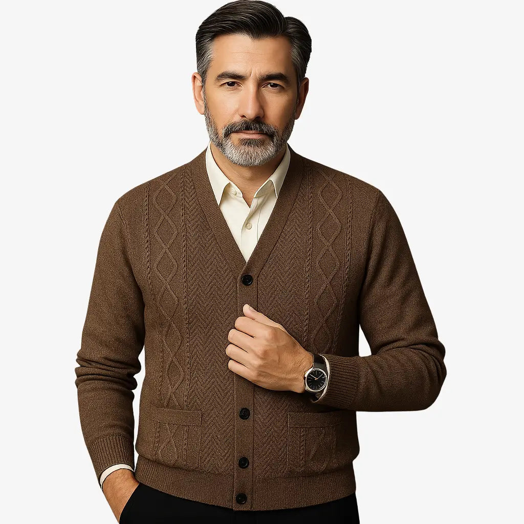 Cardigan masculino azul com gola V e botões. Estilo clássico com textura elegante, ideal para dias frios com sofisticação.