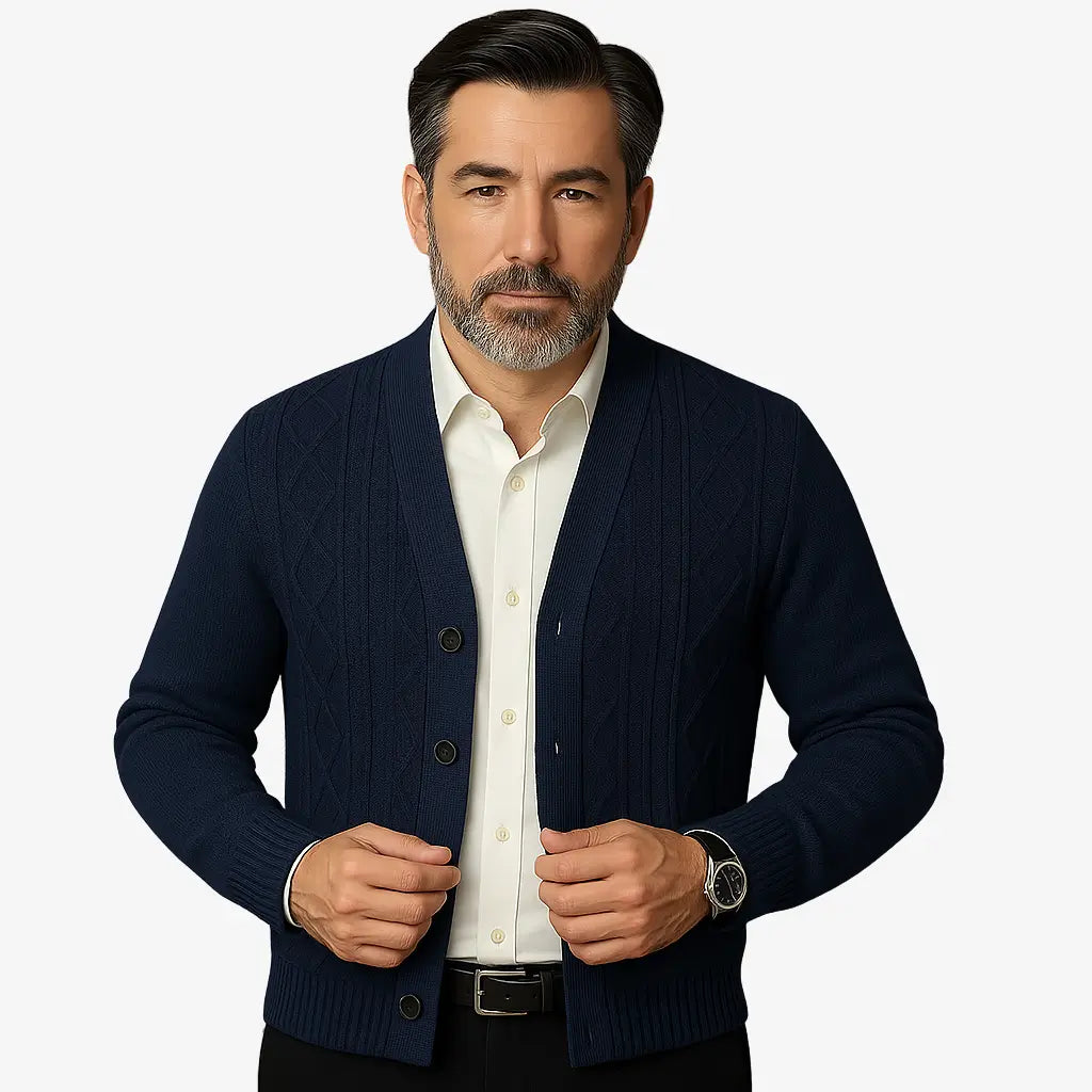 Cardigan masculino azul com gola V e botões. Estilo clássico com textura elegante, ideal para dias frios com sofisticação.