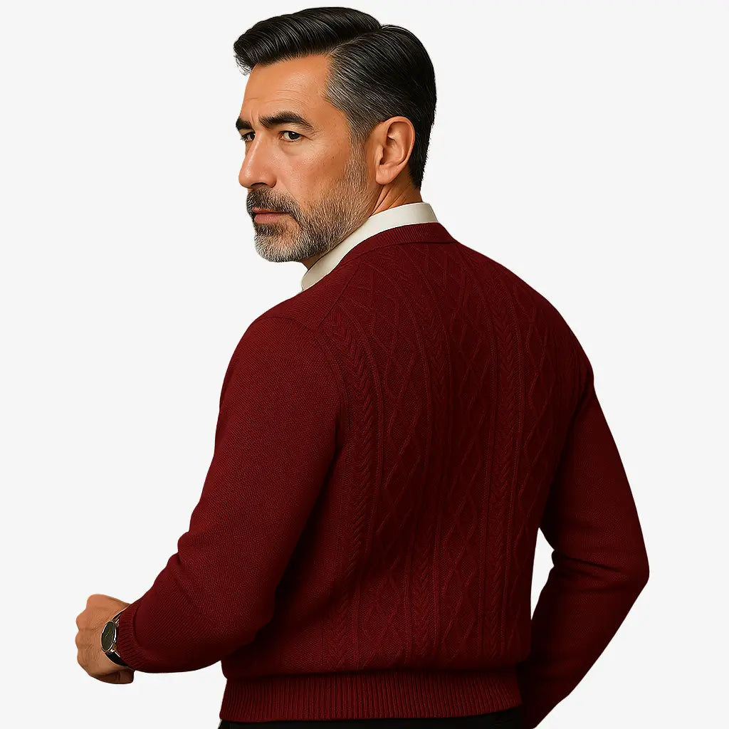 Cardigan masculino azul com gola V e botões. Estilo clássico com textura elegante, ideal para dias frios com sofisticação.