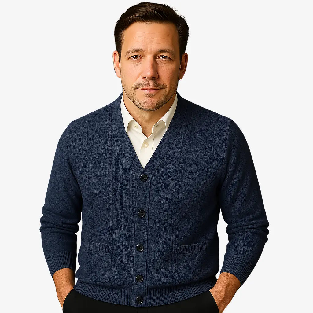 Cardigan masculino em lã com padrão texturizado e gola V. Sofisticação e conforto ideais para dias frios com estilo elegante.