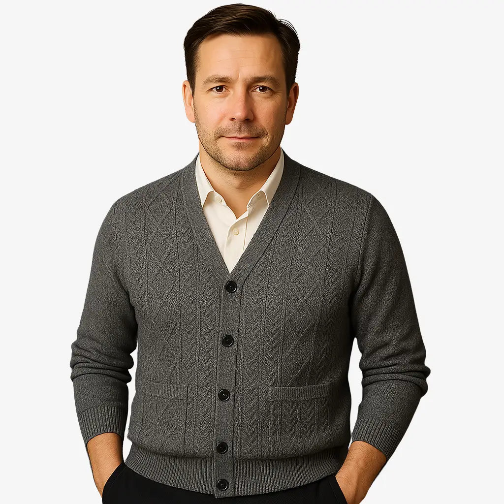 Cardigan masculino em lã com padrão texturizado e gola V. Sofisticação e conforto ideais para dias frios com estilo elegante.