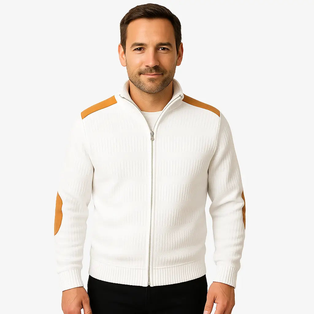 Homem vestindo suéter branco masculino com zíper e detalhes em camurça caramelo nos ombros e cotovelos, estilo casual sofisticado para o inverno.