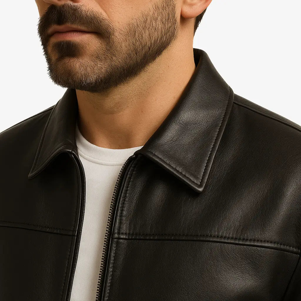 Homem vestindo jaqueta preta masculina em couro com bolsos e zíper