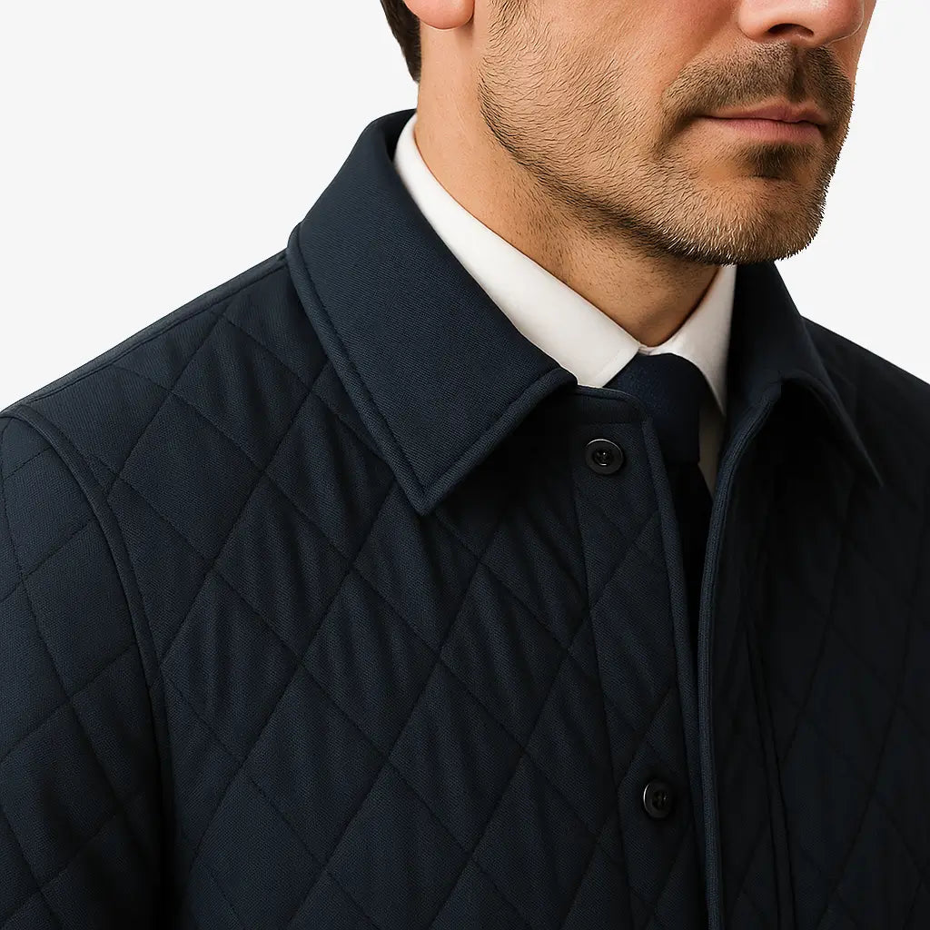 Homem vestindo jaqueta masculina azul marinho matelassada de inverno com corte executivo