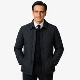 Homem vestindo jaqueta masculina azul marinho matelassada de inverno com corte executivo