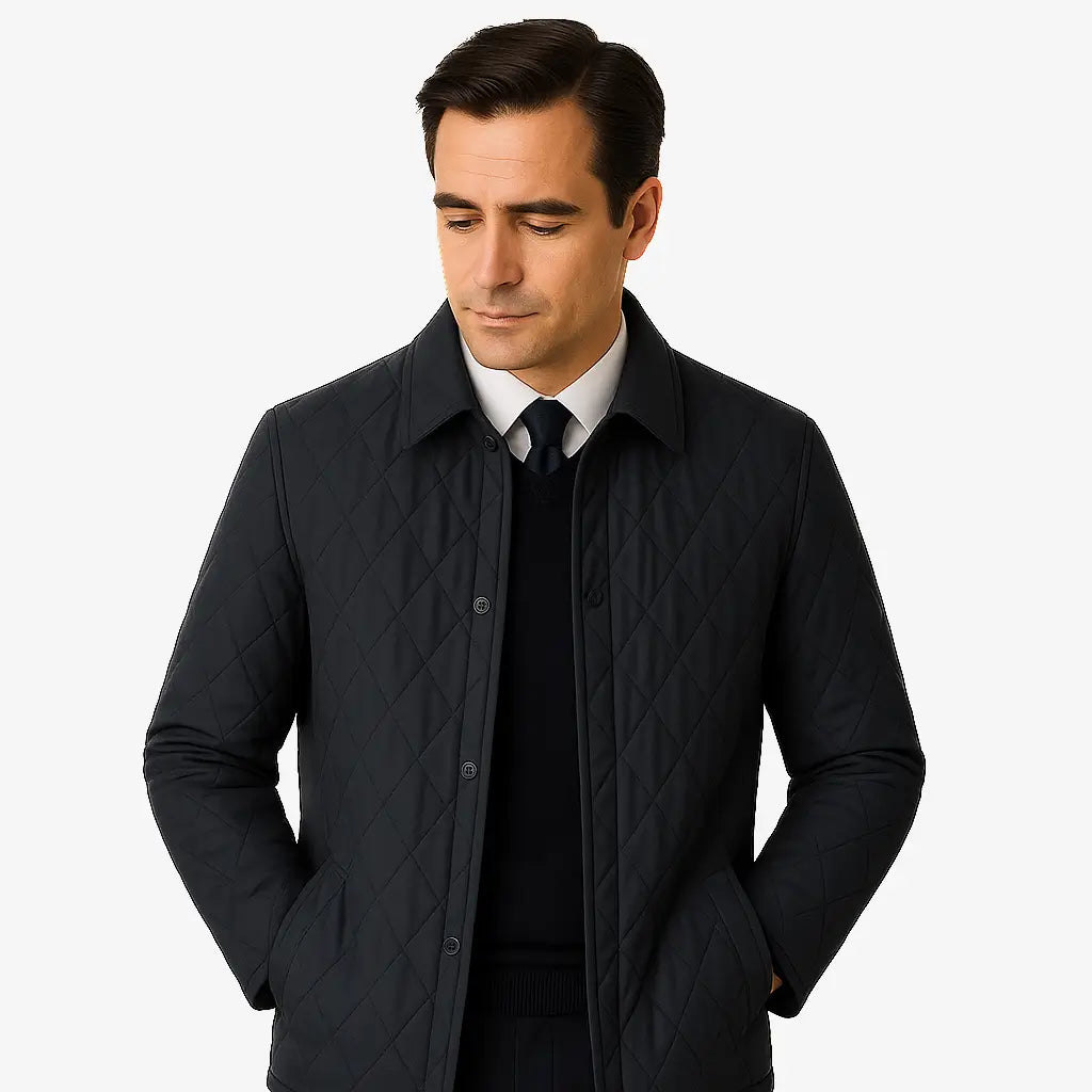 Homem vestindo jaqueta masculina azul marinho matelassada de inverno com corte executivo