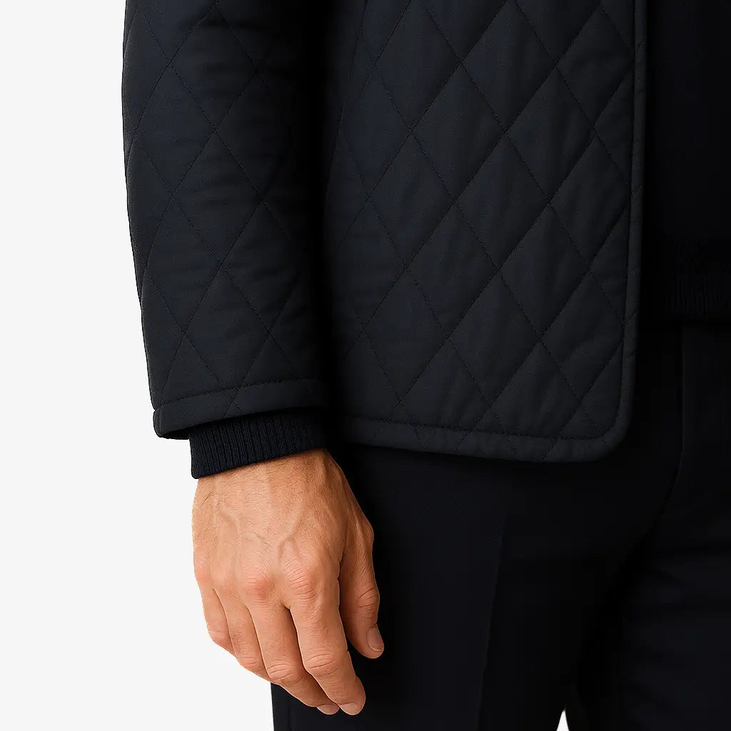 Homem vestindo jaqueta masculina azul marinho matelassada de inverno com corte executivo
