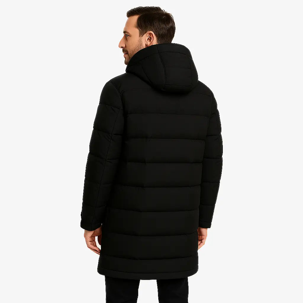 Homem vestindo jaqueta puffer masculina longa preta com capuz e bolsos verticais