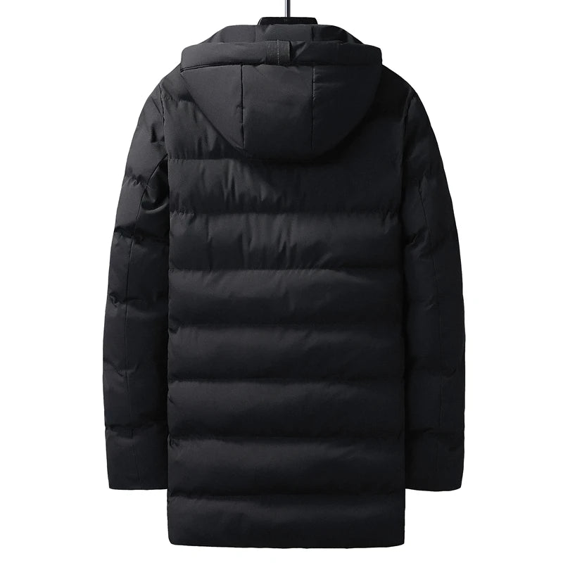 Homem vestindo jaqueta puffer masculina longa preta com capuz e bolsos verticais
