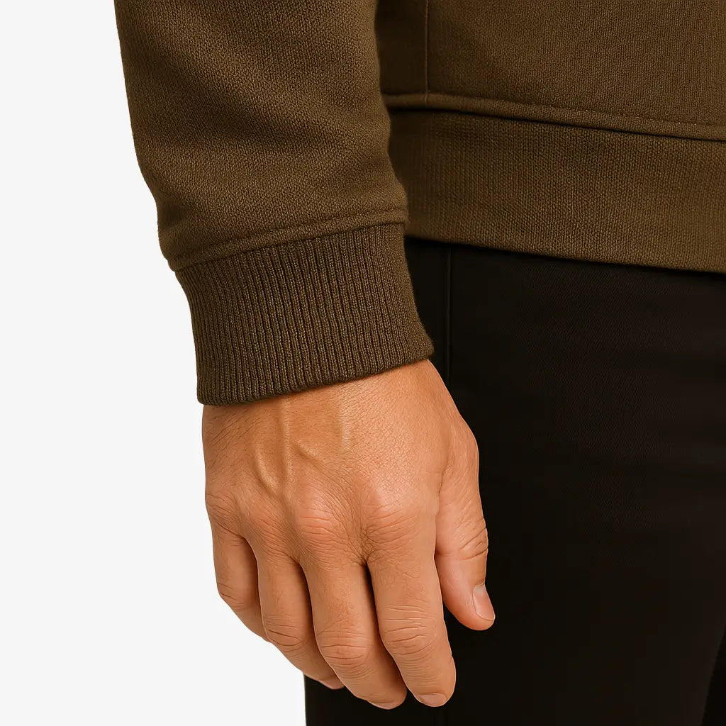 Modelo masculino usando jaqueta bomber verde acolchoada com fechamento por botões. Estilo casual elegante para dias frios.
