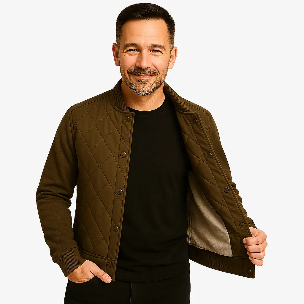 Modelo masculino usando jaqueta bomber verde acolchoada com fechamento por botões. Estilo casual elegante para dias frios.