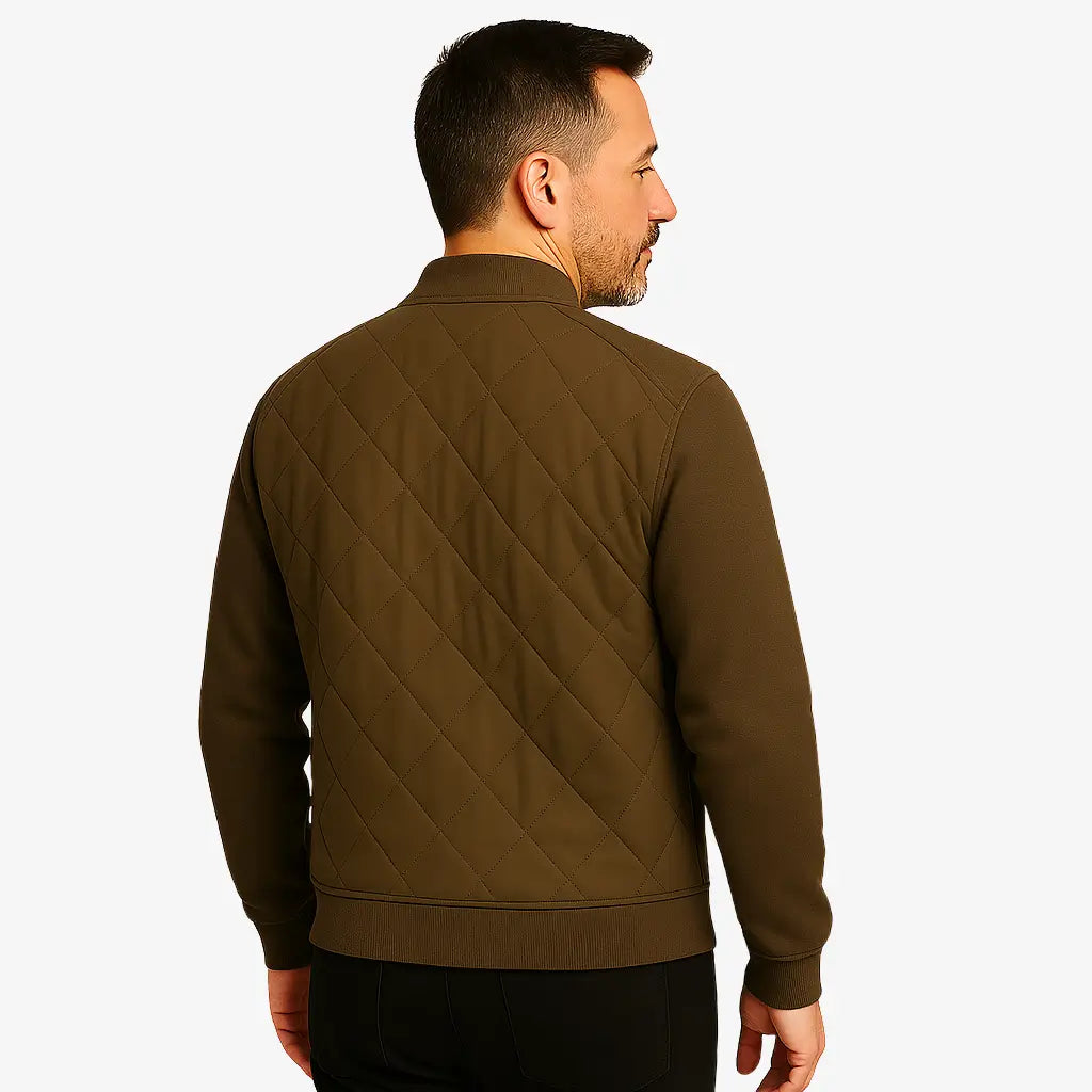 Modelo masculino usando jaqueta bomber verde acolchoada com fechamento por botões. Estilo casual elegante para dias frios.