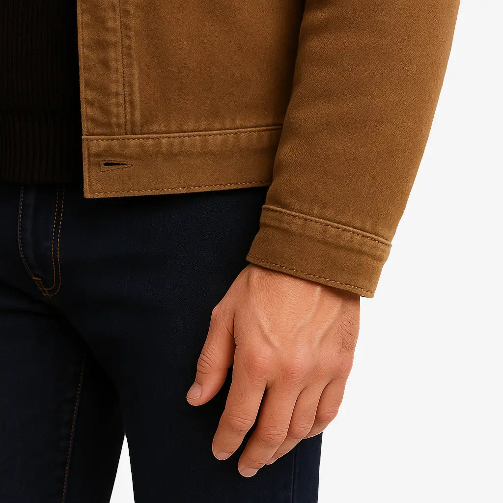 Homem vestindo jaqueta masculina marrom em veludo cotelê com gola forrada de lã