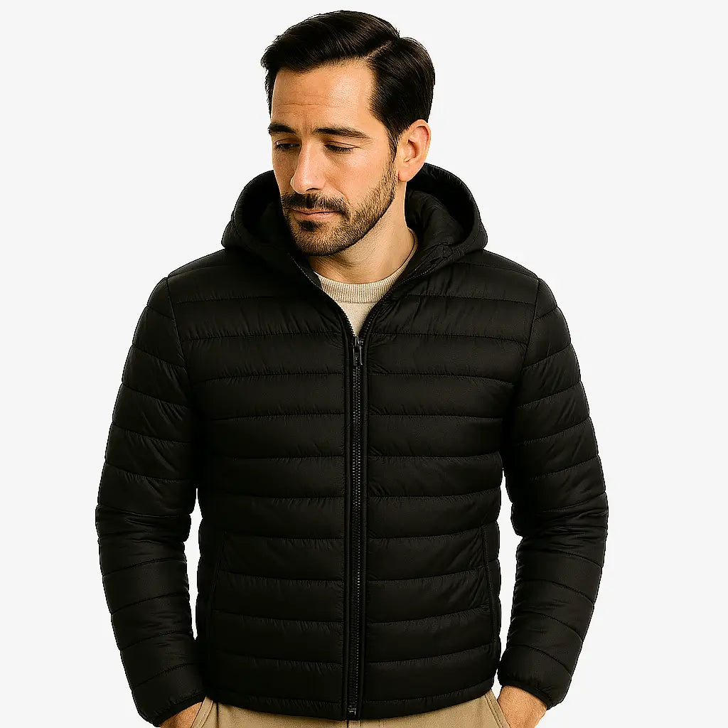 Homem vestindo jaqueta puffer masculina preta com capuz, impermeável e com zíper frontal, ideal para o inverno.