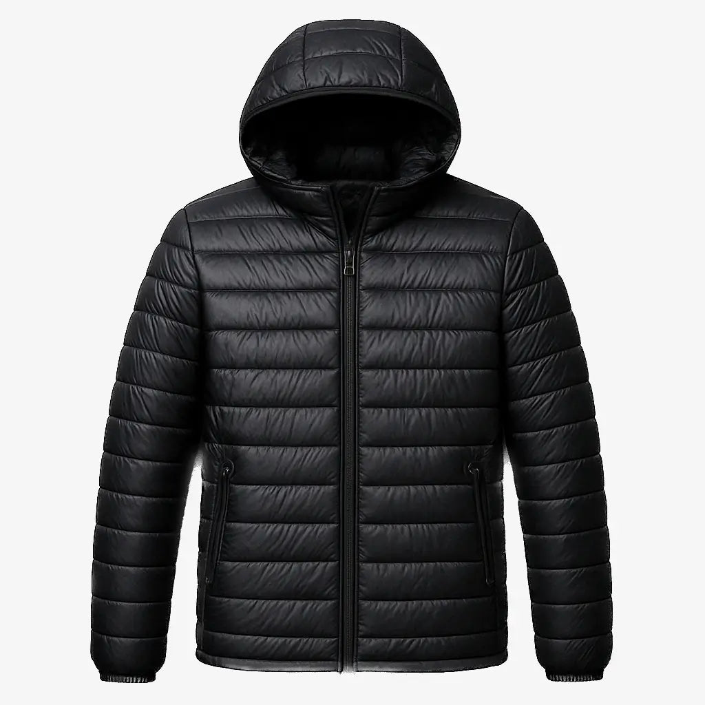 Homem vestindo jaqueta puffer masculina preta com capuz, impermeável e com zíper frontal, ideal para o inverno.
