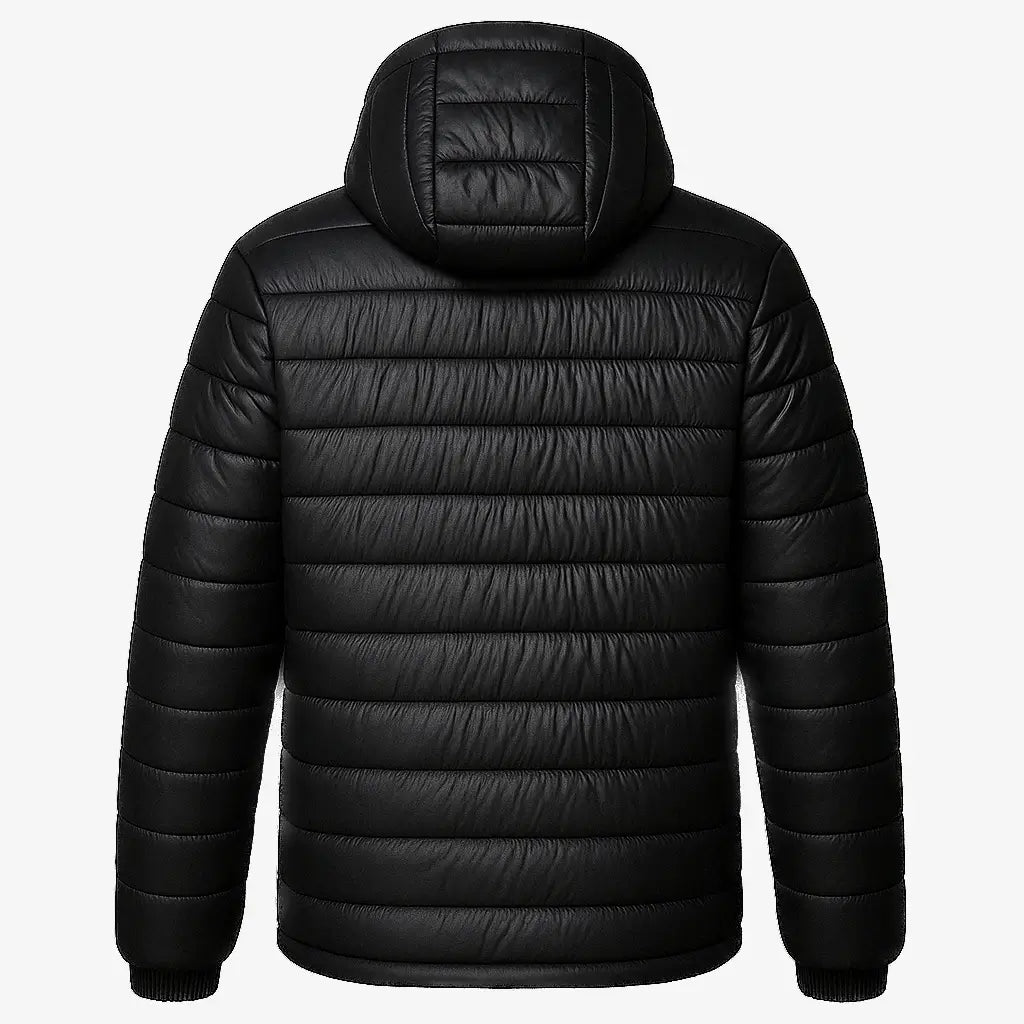 Homem vestindo jaqueta puffer masculina preta com capuz, impermeável e com zíper frontal, ideal para o inverno.