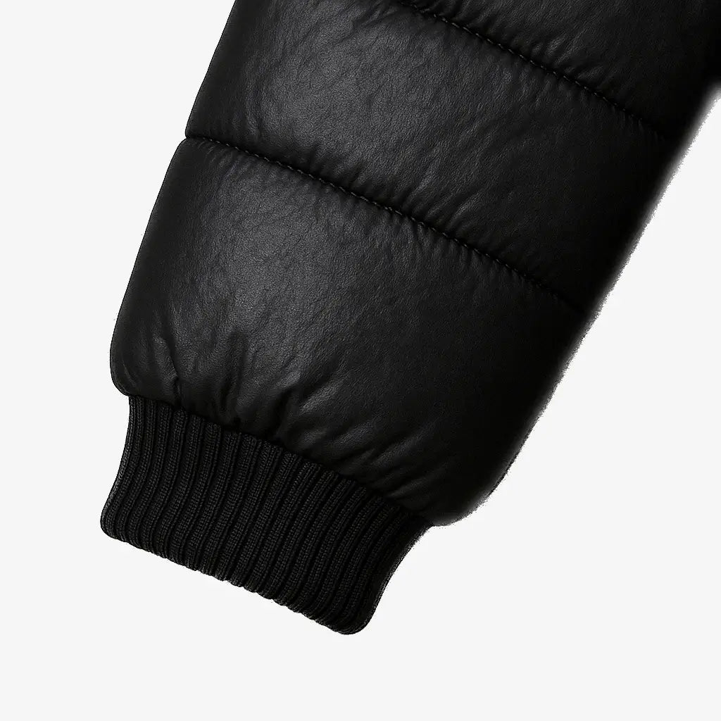 Homem vestindo jaqueta puffer masculina preta com capuz, impermeável e com zíper frontal, ideal para o inverno.